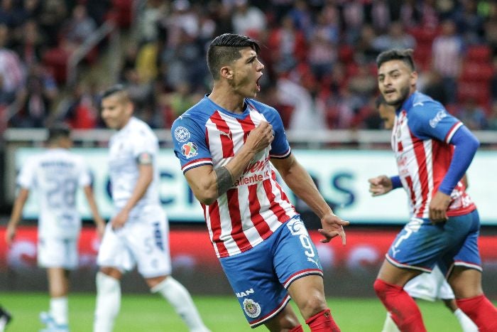 Pulido festeja un gol en su primera etapa en Chivas