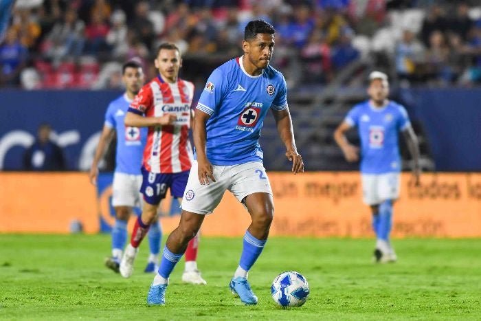 Luis Romo conduce el balón en un partido de Cruz Azul