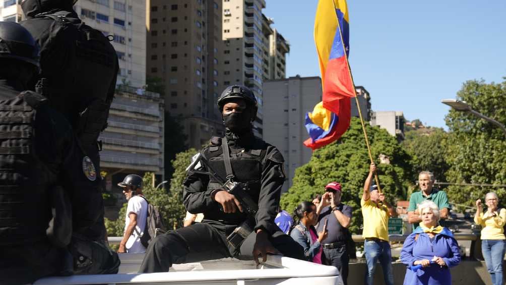 Las fuerzas armadas vigilaron de cerca la manifestación/AP 