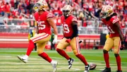 Jugadores de los 49ers festejan una acción