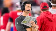 Dave Canales sigue de cerca las acciones de Tampa Bay Buccaneers