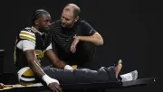 Adebo, cornerback de Saints, sufre dura fractura durante derrota ante Broncos