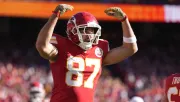 ¡Histórico! Travis Kelce se convierte en el tercer TE con más yardas aéreas