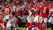 Los Chiefs lograron otra victoria sufrida para amarrar la postermporada