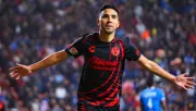 Afición de Cruz Azul lanza moneda a Emanuel Reynoso de Xolos 