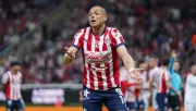 Afición de Chivas explota contra ‘Chicharito’ luego de aparecer en la final de la Kings League