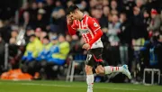 PSV le rinde homenaje a 'Chucky' Lozano tras su último partido con los granjeros