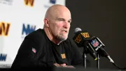 Dan Quinn se luce con increíble regalo navideño para jugadores y staff de Commanders