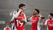 Arsenal derrota a Ipswich Town y cierra el año dentro de la carrera por el título