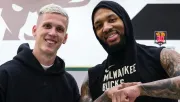 Dani Olmo visita a Damian Lillard y Milwaukee Bucks mientras espera su inscripción