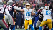 Chargers amarra boleto a playoffs en histórica tarde para Justin Herbert