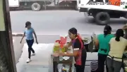 VIDEO: Mujer avienta cazo con aceite hirviendo a trabajadora de restaurante