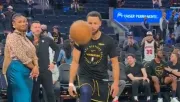 ¡Sí le sabe! Stephen Curry realiza dominadas con balón de basquetbol en calentamiento 