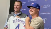 Joc Pederson se queda con los Texas Rangers