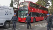 El equipo forense llegó a la estación Robles Domínguez para levantar el cuerpo.