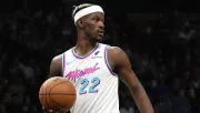 Jimmy Butler regresa de una suspensión y juega el viernes por Miami contra Denver