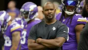 Los Jets entrevistan a Brian Flores, coordinador defensivo de los Vikings, para puesto de head coach