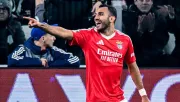 Pavlidis festeja uno de los dos goles que le dieron la victoria al Benfica