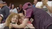 Momento del encuentro entre los dos chicos en el estadio de los Tomateros