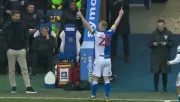 Adam Forshaw, del Blackburn Rovers, va y le festeja el gol a su exequipo el Plymouth Argyle