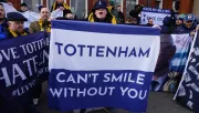 Fans de Tottenham protestan y piden salida de Daniel Levy