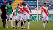 Futbolista en Costa Rica protagoniza beso