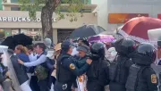 Megamarcha en el AICM acaba a golpes entre manifestantes y policías