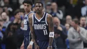 Mavericks pierden a Kyrie Irving