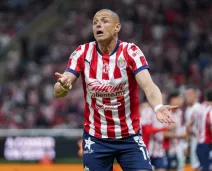 Afición de Chivas explota contra ‘Chicharito’ luego de aparecer en la final de la Kings League