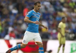 Emmanuel Loeschbor da un pase en juego de Cruz Azul 