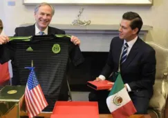 El gobernador de Texas presume su playera del Tri