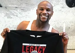 Floyd Mayweather posa con la playera que promociona su carrera