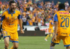 Gignac y Aquino celebran en un juego de Tigres