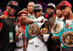 Mayweather presume sus cinturones de Campeón