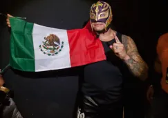 Rey Mysterio posa con la bandera de México