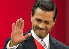 Peña Nieto saluda a las personas durante un evento