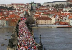 Cientos de corredores participan en el maratón de Praga