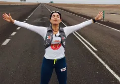 Nahila Hernández posa en la carretera con los brazos abiertos