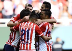 Jugadores de Chivas festeja un gol contra Gallos Blancos 