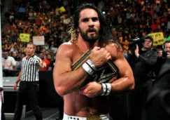 Rollins abraza el conturón WWE Mundial Pesado