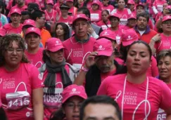 Cientos de personas participan en una carrera contra el cáncer de mama