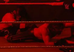 Momento en que Kane se lleva a Rollins