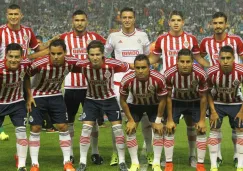 Jugadores de Chivas posan para la cámara antes de un partido