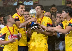 Maza Rodríguez besa el trofeo con América