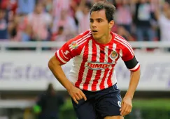 Omar Bravo celebra un gol anotado con las Chivas