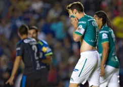 Mauro Boselli se limpia el rostro con la camiseta