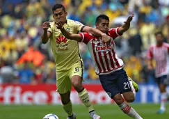 Andrés Andrade y José Ramírez pelean un balón