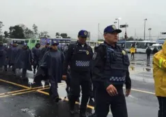 Los policías formados afuera del estadio Azteca 