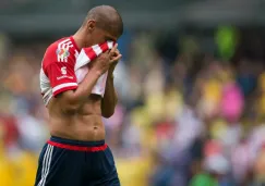 Carlos Salcido abandona la cancha del Azteca tras ser expulsado