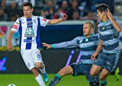 Hirving Lozano intenta quitarse a los rivales